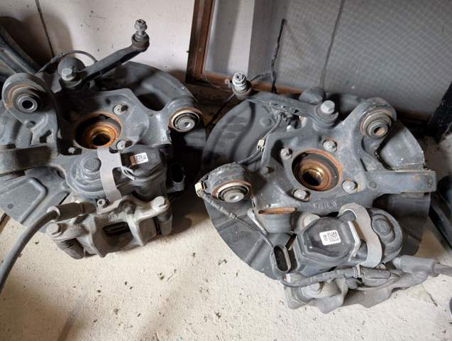 Цапфа - поворотний кулак задній, лівий 33406797569 BMW