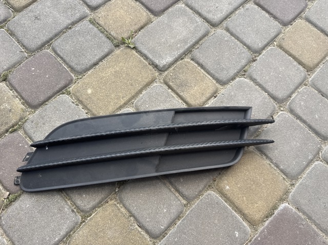 Решітка переднього бампера, права 4G0807682F VAG