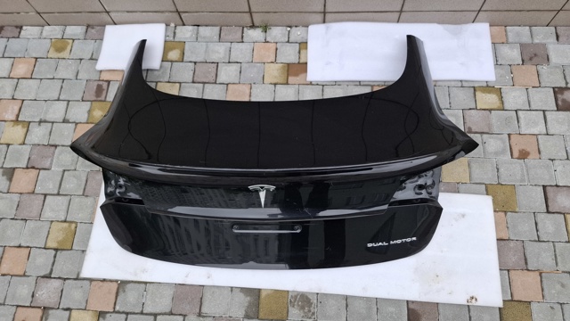 П'яті двері 1081460E0D Tesla Model