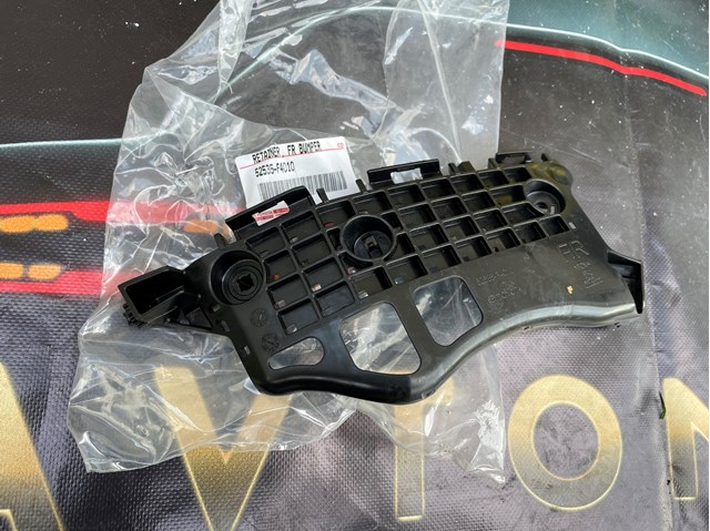 Праве кріплення переднього бампера 52535F4010 TOYOTA