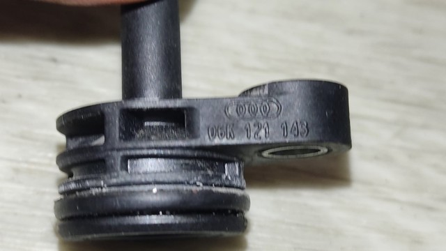 Водяний патрубок 06K121143 VAG