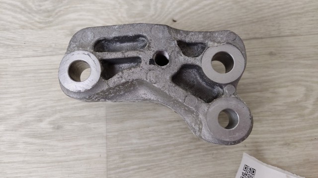 Кронштейн подушки (опори) двигуна, правої 112315NA0A NISSAN