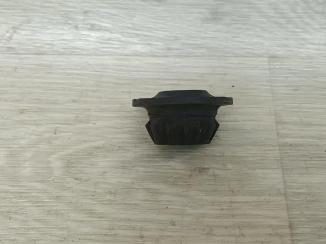 Кронштейн/подушка кріплення радіатора, нижній 215074U00A NISSAN