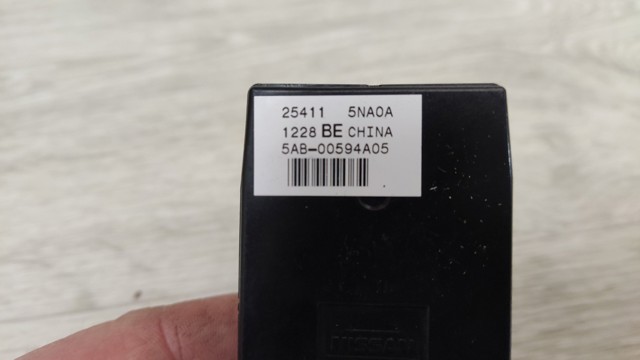 Кнопка вмикання двигуна склопідіймача передня права 254115NA0A NISSAN