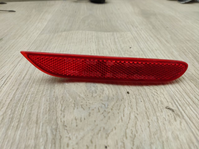 Катафот (відбивач) заднього бампера, правий 26560JJ90A NISSAN