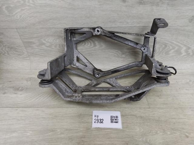 Кронштейн компресора кондиціонера 32352687 VOLVO