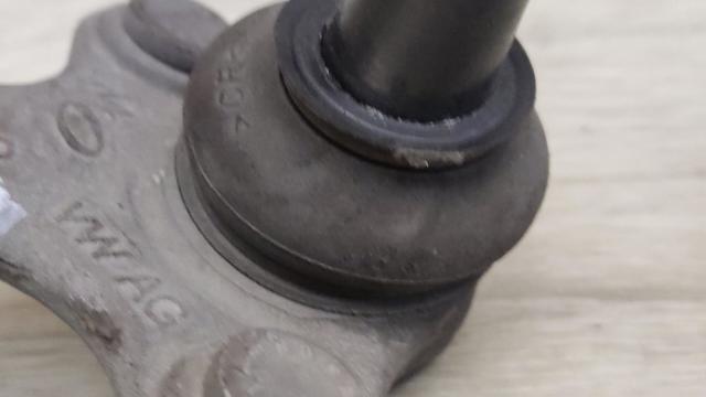Кульова опора, нижня, права 3C0407366B VAG