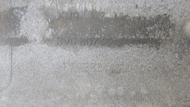 Бампер на авто 3V0807221 VAG