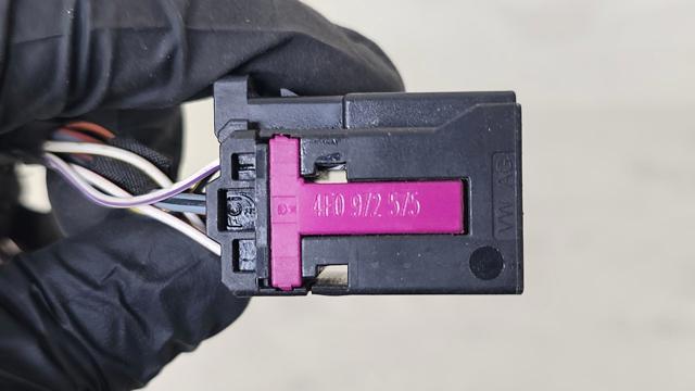Роз'єм (фішка) генератора 4F0972575 VAG