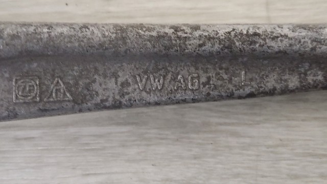 Важіль передньої підвіски верхній, лівий 4M0407509C VAG