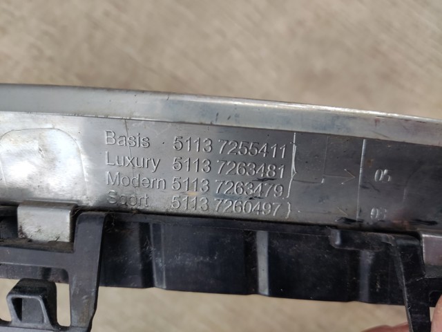 Решітка радіатора ліва 51137263481 BMW