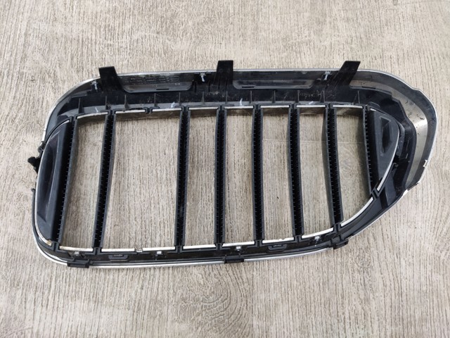 Решітка радіатора права 51137383520 BMW