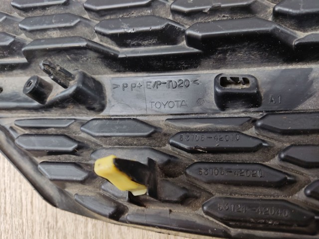 Решітка радіатора ліва 5310642010 TOYOTA
