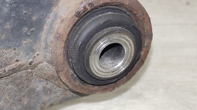 Балансир задній нижній, правий 551B05NA0B NISSAN