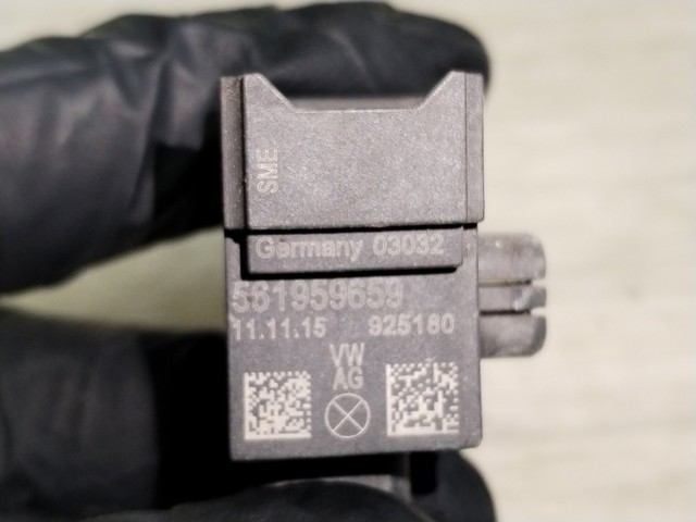 Датчик AIRBAG передній 561959659 VAG