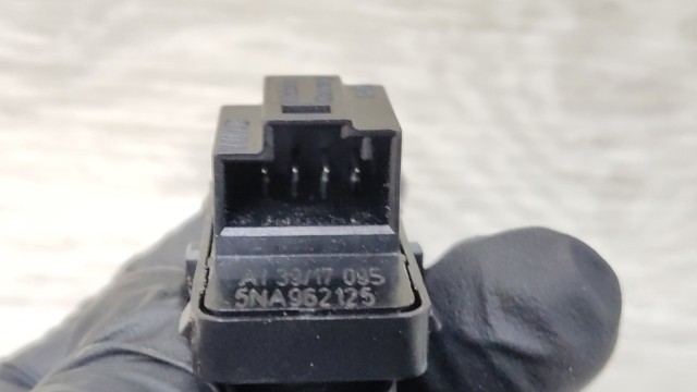 Вимикач центрального замка 5NA962125 VAG