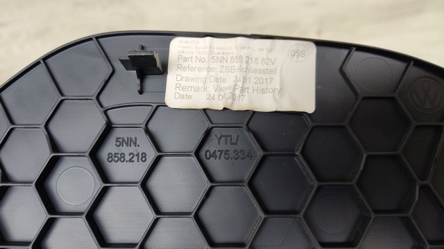 Кришка бічна панелі "торпедо", права 5NN85821882V VAG