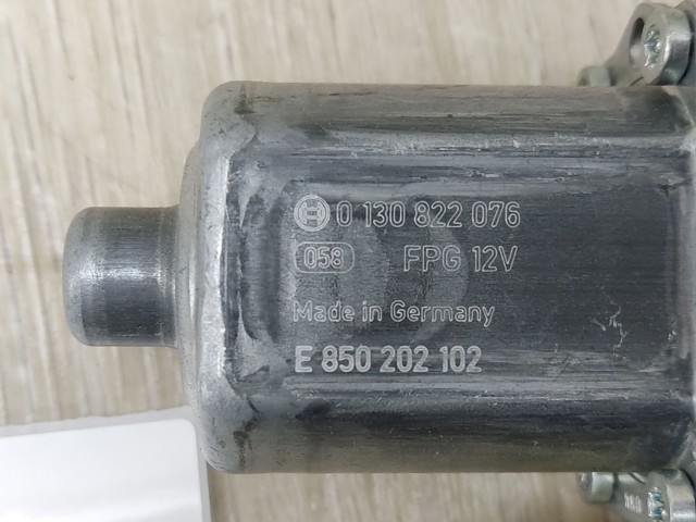 Двигун склопідіймача двері передньої, правої 5Q0959802C VAG