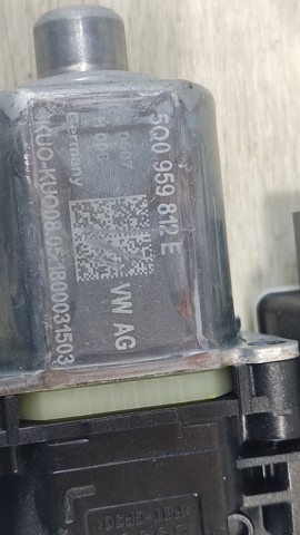 Двигун стеклопод'емника двері задньої, лівої 5Q0959812E VAG