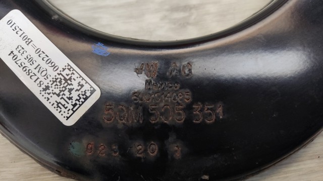 Важіль задньої підвіски верхній, лівий/правий 5QM505323 VAG