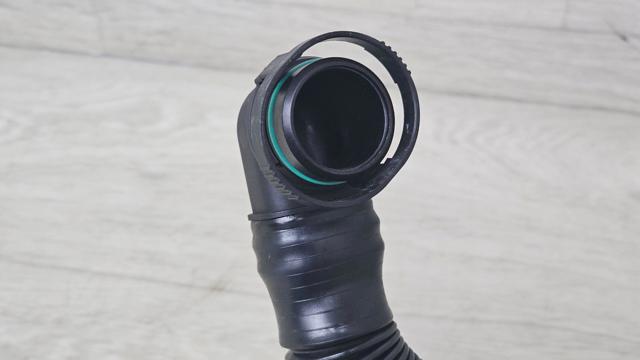 Патрубок повітряний, від насоса до клапана подачі повітря 5QN131149A VAG