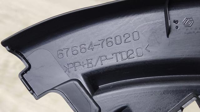 Накладка передніх лівих дверей 6766476020C0 TOYOTA