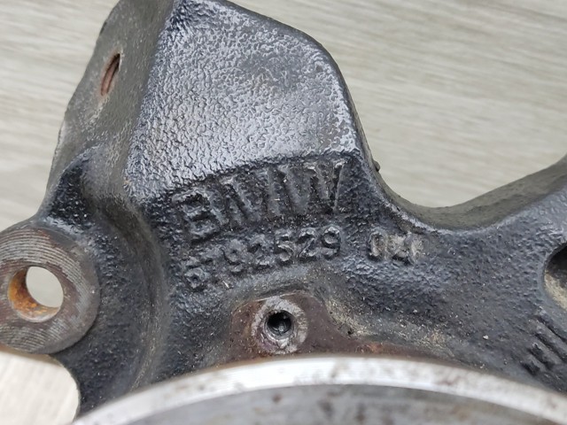 Цапфа поворотна ліва 6792529 BMW