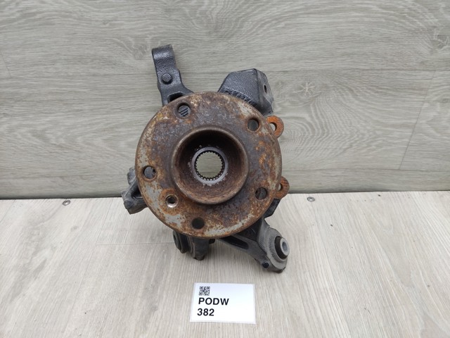 Цапфа поворотна права 6792530 BMW