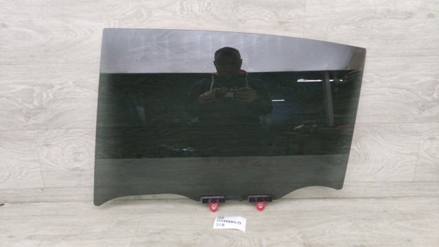 Скло задньої двері лівої 6810448300 TOYOTA