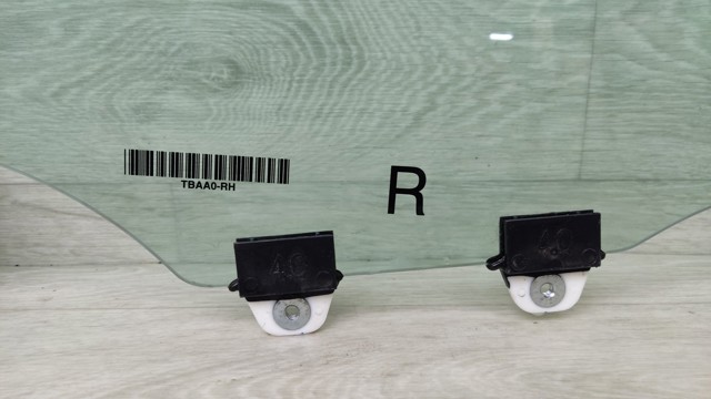Скло передньої правої двері 73300TBAA00 HONDA