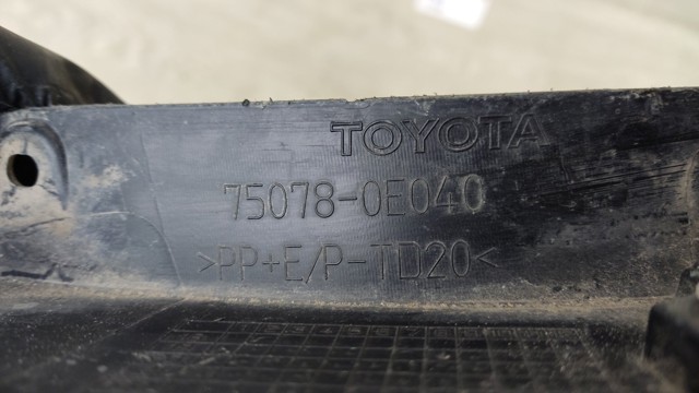 Накладка задньої лівої двері, нижня 750780E040 TOYOTA
