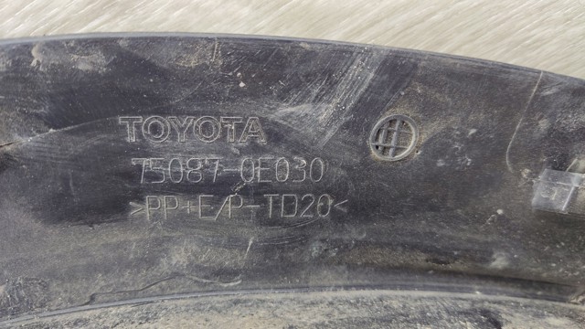 Молдинг задньої арки крила, правий 750870E030 TOYOTA