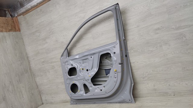 Пасажирські передні двері 76004GI000 HYUNDAI