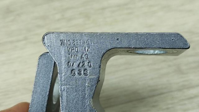 Шарнір передніх лівих дверей 7N0831401A VAG