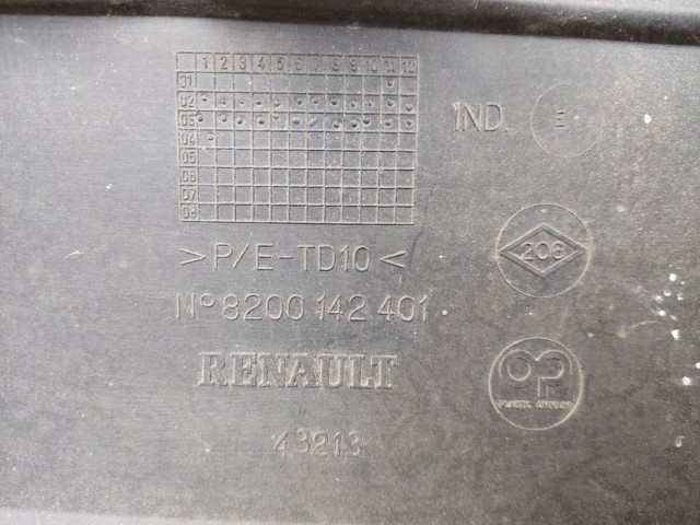 Бампер задній 8200142401 RENAULT