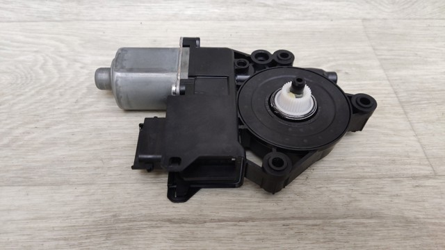 Мотор склопідйомника дверей передніх, правих 82460GI010 HYUNDAI