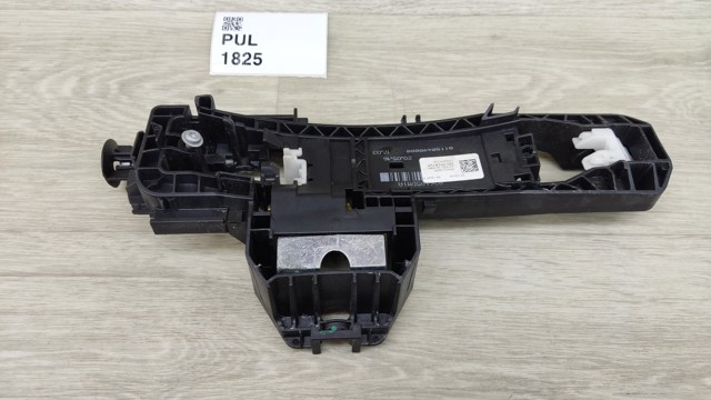 Тримач зовнішньої ручки дверей, задніх правих 826105DM1A NISSAN