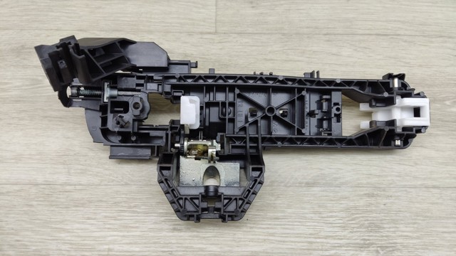 Тримач зовнішньої ручки дверей, задніх лівих 826115DM1A NISSAN