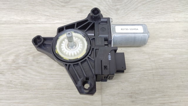 Двигун стеклопод'емника двері задньої, правої 827305DM0A NISSAN