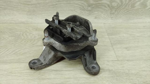 Кронштейн подушки КПП 8K0399151 VAG