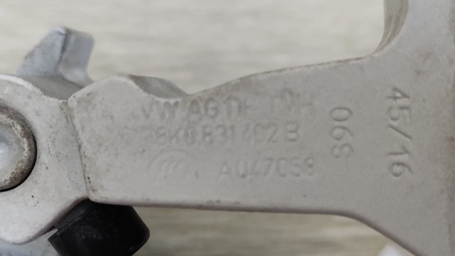 Петля задніх дверей, правих 8K0831402B VAG