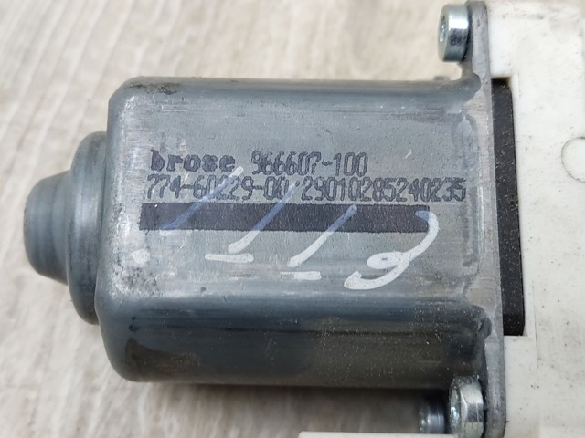 Двигун склопідіймача двері передньої, правої 8K0959812 VAG