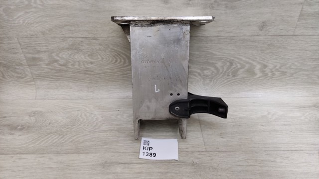 Кронштейн підсилювача переднього бампера 8R0807133A VAG