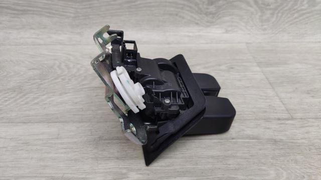 Замок кришки багажника / задніх 3/5-х дверей 8R0827505A VAG