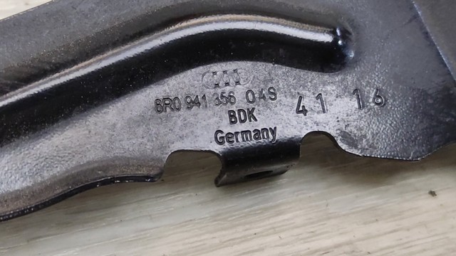 Кріплення фари передньої, правої 8R0941356 VAG