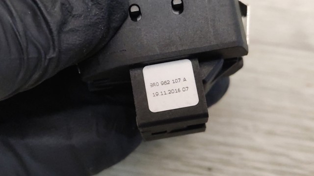 Кнопка блокавання дверей 8R0962107AV10 VAG