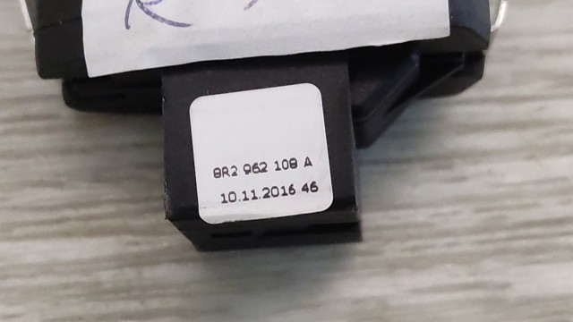 Вимикач центрального замка 8R2962108AV10 VAG