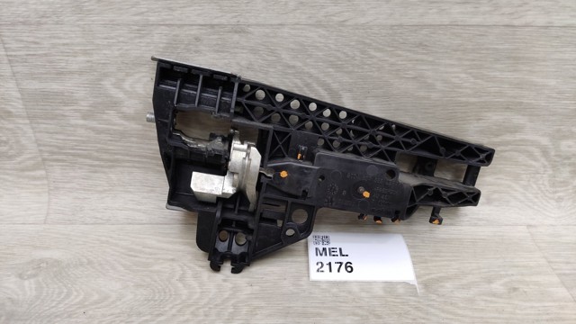 Тримач зовнішньої ручки дверей, задніх лівих 8T0837885B VAG