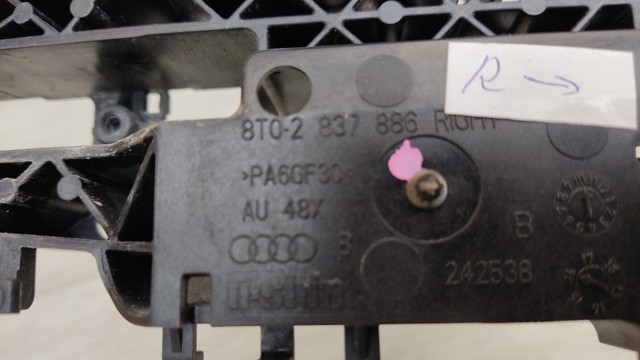 Тримач зовнішньої ручки дверей, задніх правих 8T0837886 VAG