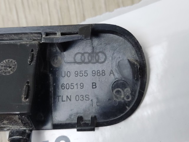 Форсунка омивача скла лобового, права 8U0955988A VAG